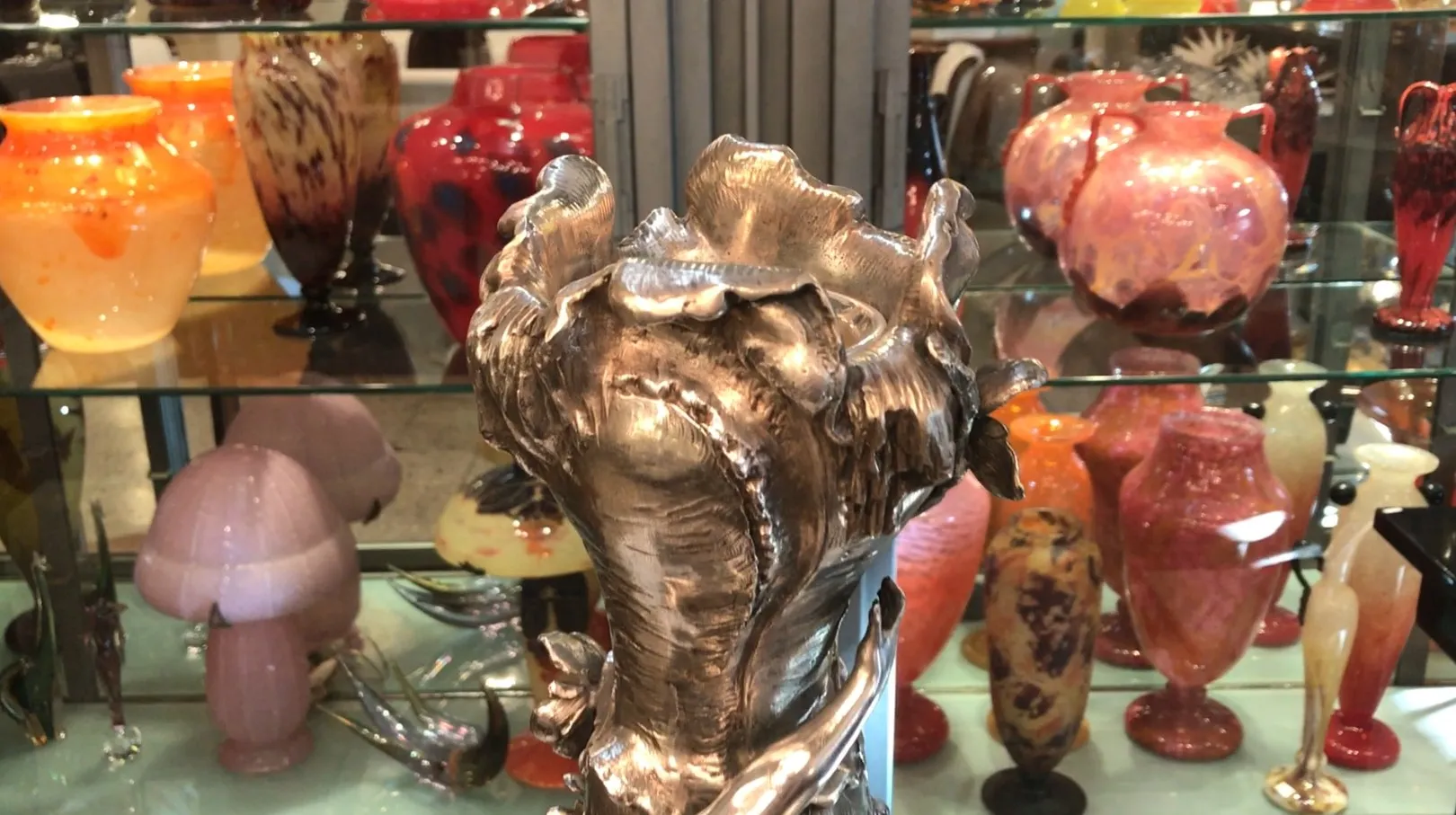 deux vases antiques avec des détails floraux, placés dans une ambiance vintage