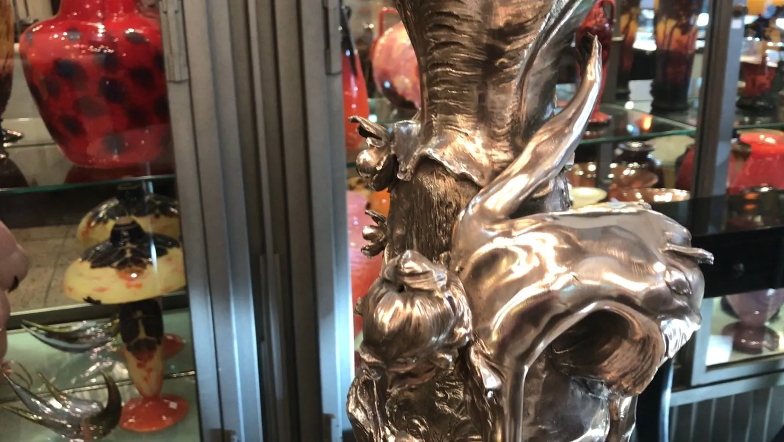 dekorativen antiken Blumenvasen mit Art Nouveau-Details