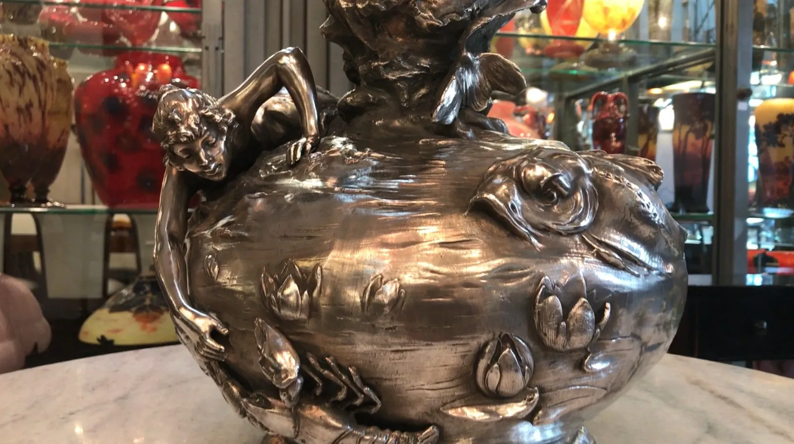 zwei antike Vasen, verziert mit Figuren und Blumen