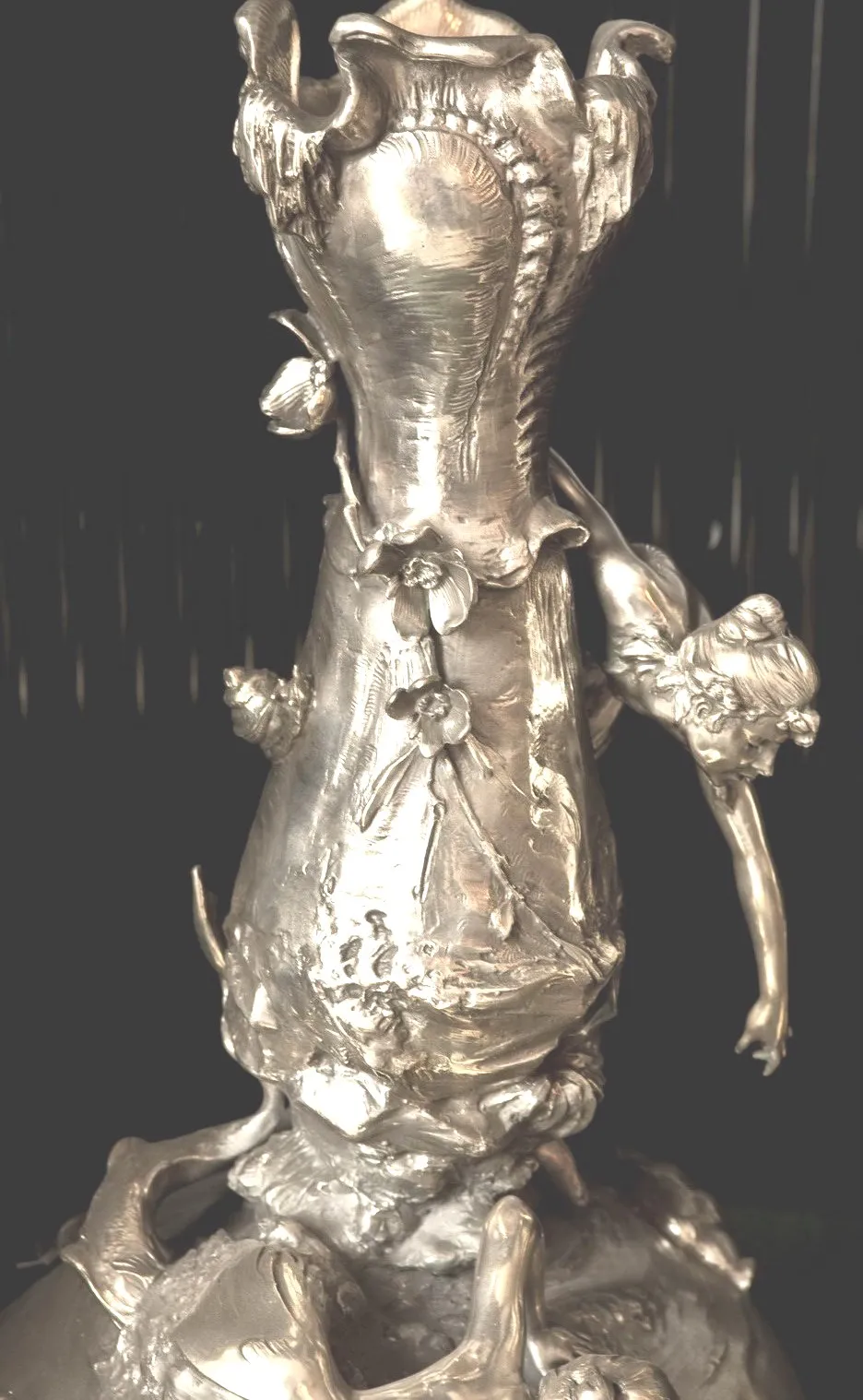 две старинные вазы с цветочными узорами