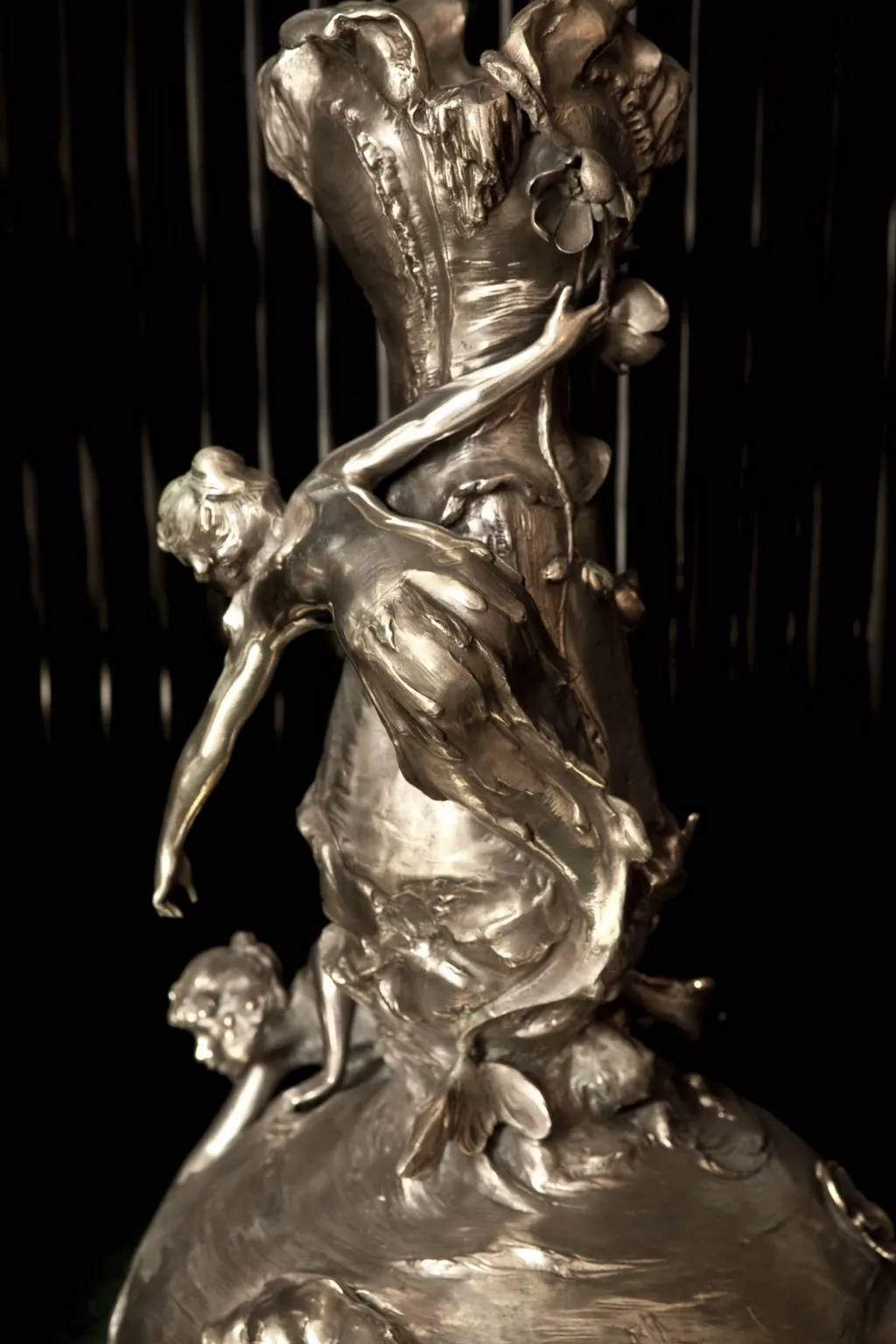 due vasi antichi con figure e dettagli art nouveau