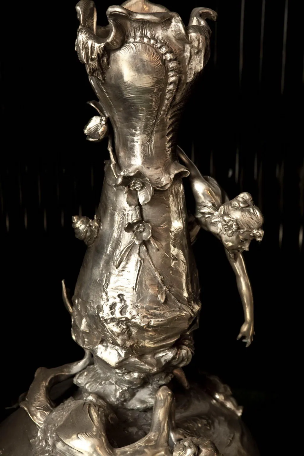 Vue détaillée de 2 vases anciens art nouveau avec des détails décoratifs uniques