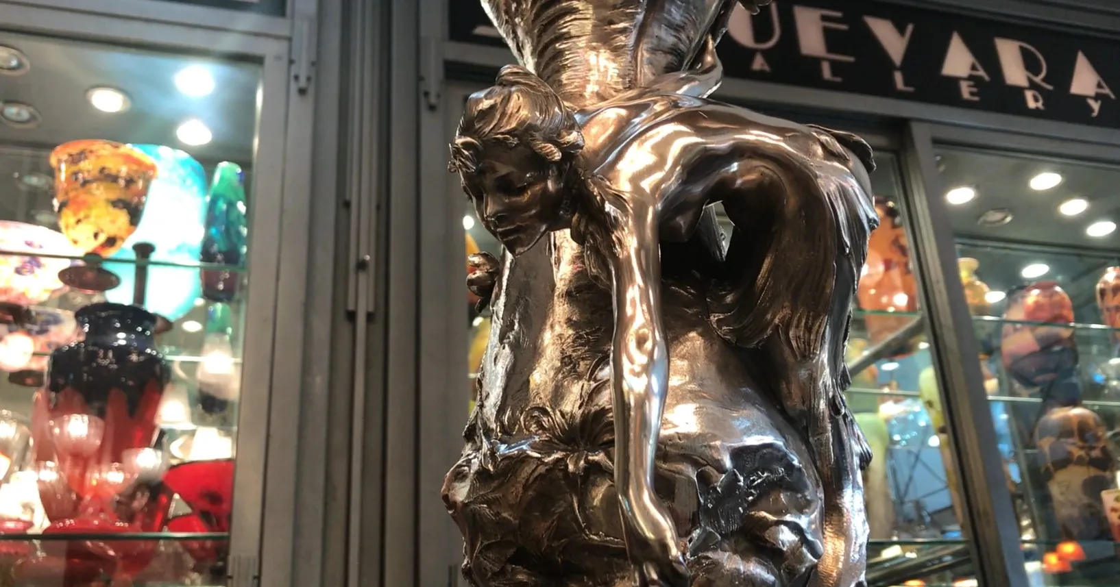 Dos floreros antiguos con un diseño artístico intricando en detalles.