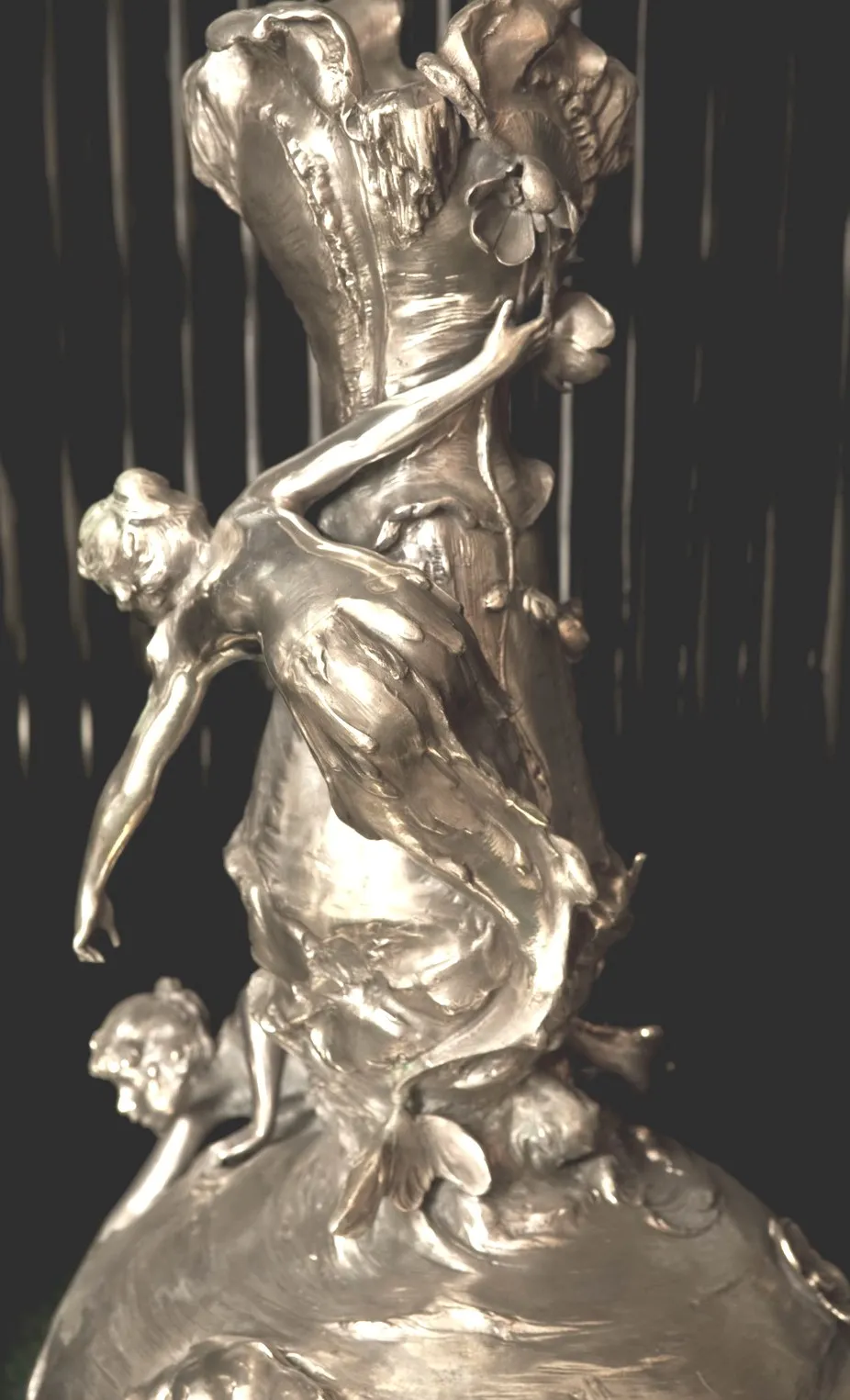 deux vases anciens avec des détails de figures