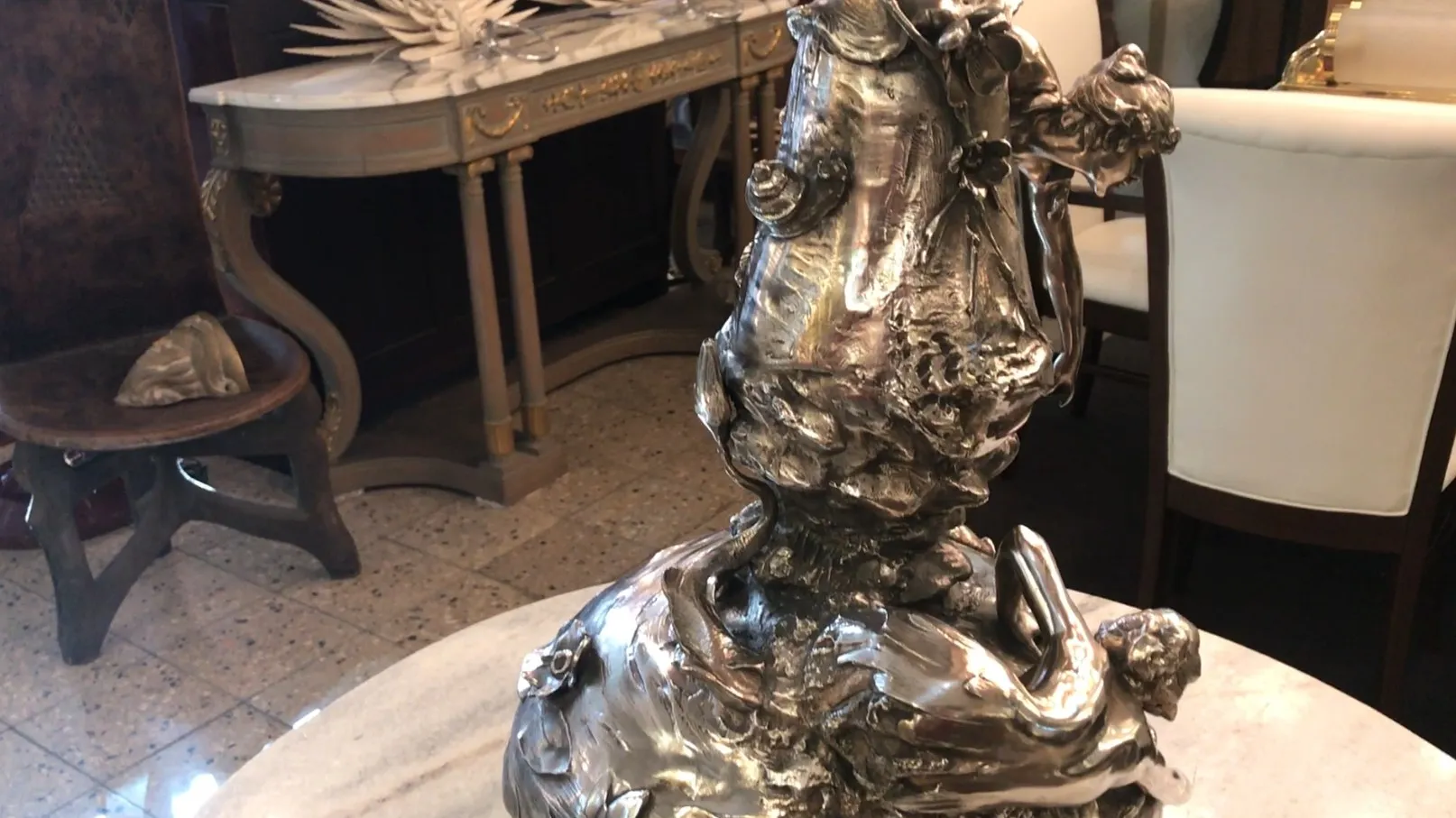 고대 꽃병 2개, 독특한 장식 세부 사항을 가진 고전적인 환경에 설정.