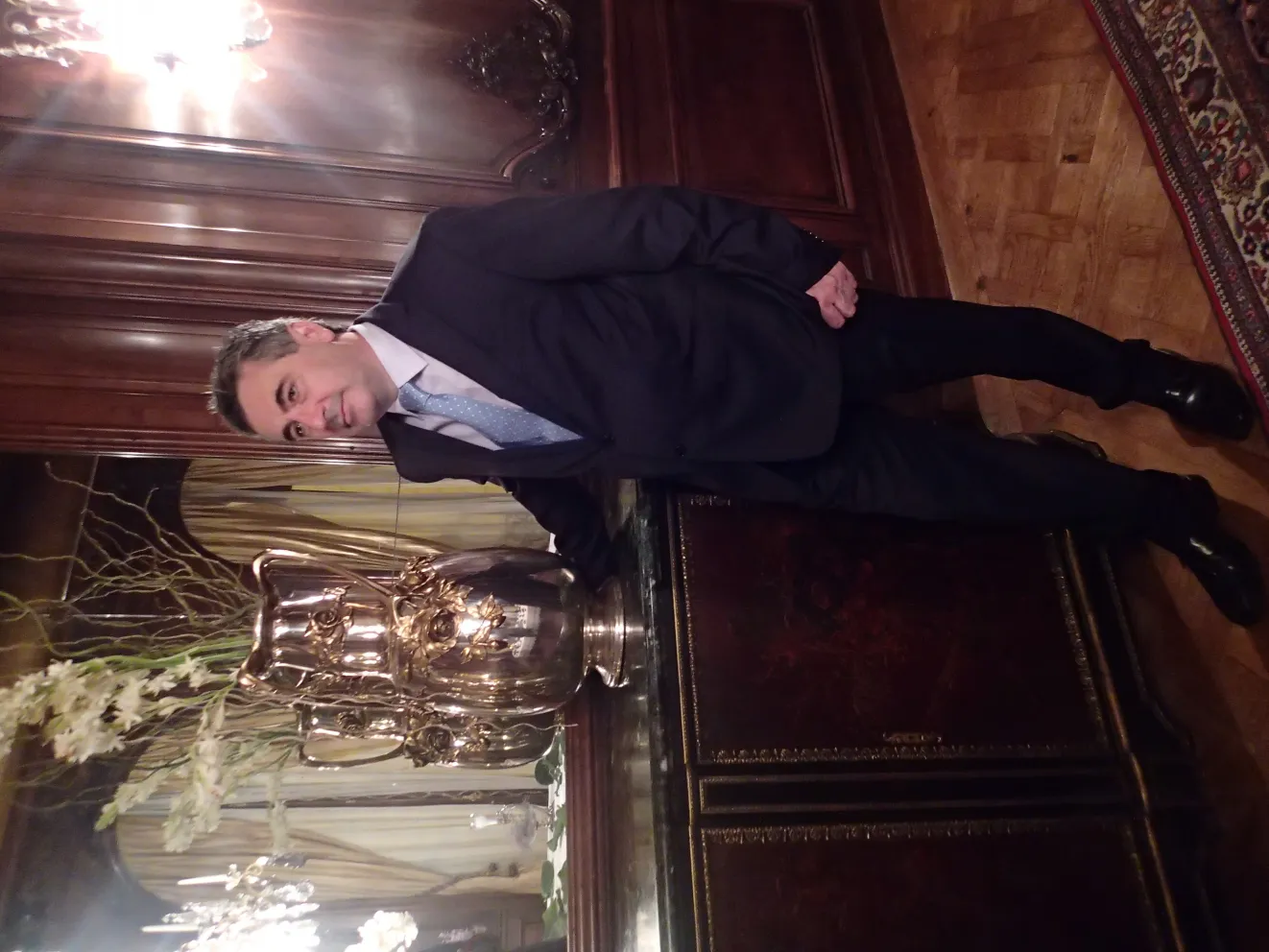 Две старинные вазы с дизайном Арт Нуво, декоративные элементы.