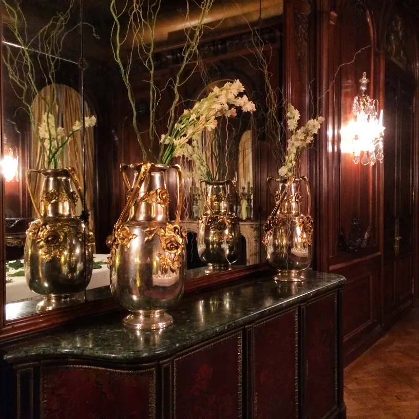 Zwei antike Art Nouveau Vasen mit dekorativen Blumen, eleganter Stil