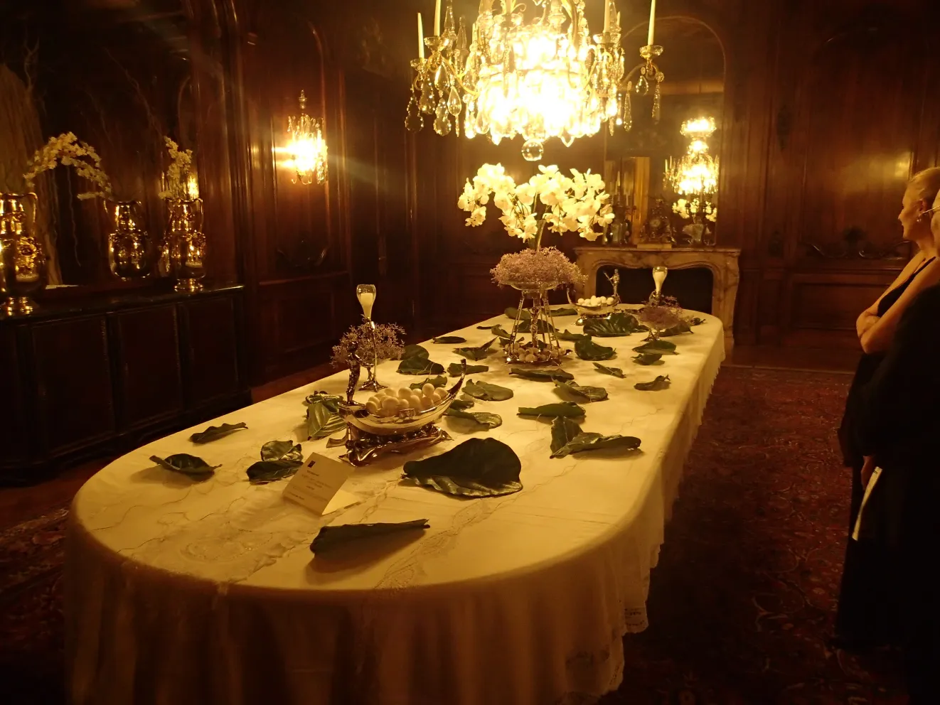 dos florero antiguo en el centro de una mesa elegante decorada