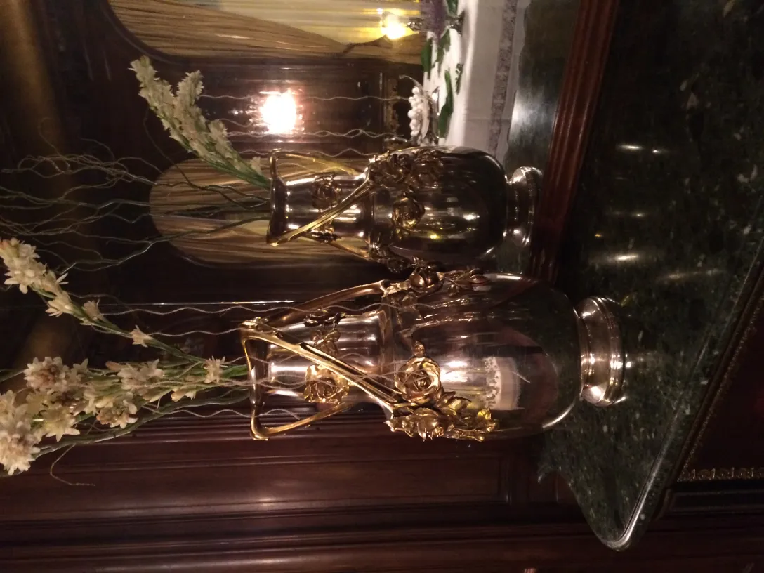 两个古董花瓶，艺术风格设计和装饰花卉。