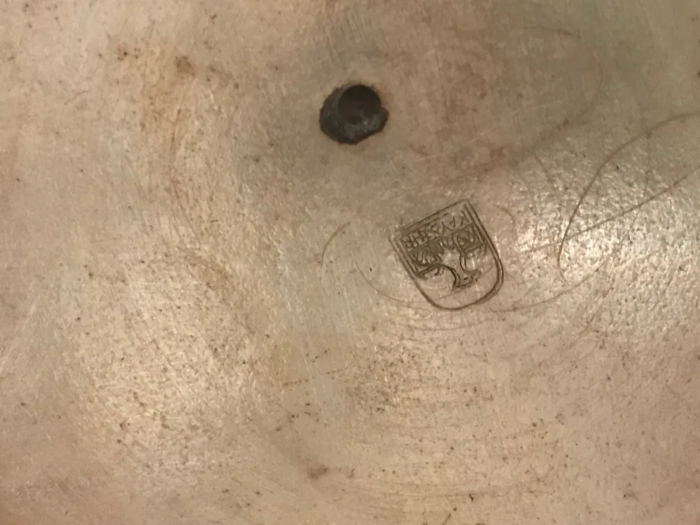 2 प्राचीन फूलदान कला नव शैली के विवरण, राहत और विशिष्ट डिजाइन के साथ सजावटी सेटिंग में।