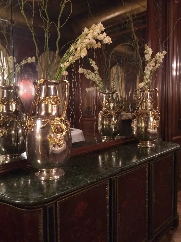 deux vases anciens décorés avec des fleurs blanches