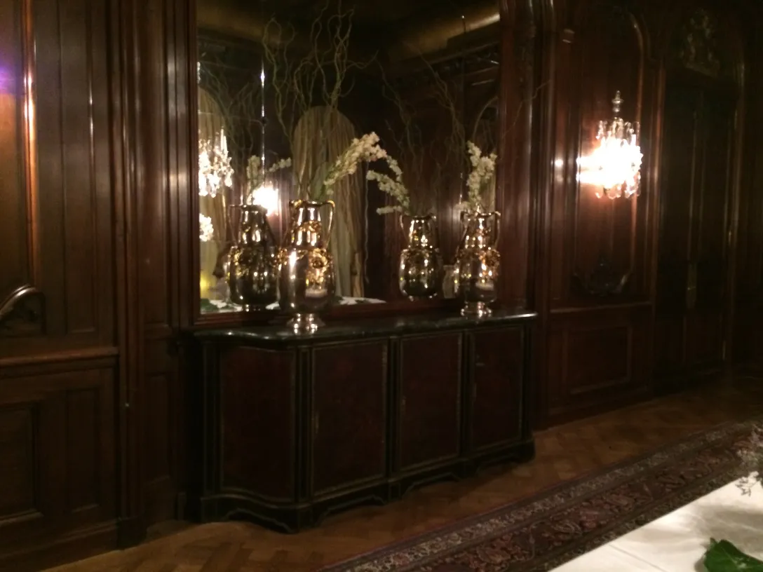 Dos florero antiguos art nouveau en un ambiente elegante