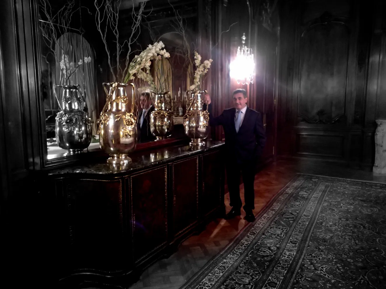 zwei antike Vasen im Jugendstil mit dekorativen Blumen