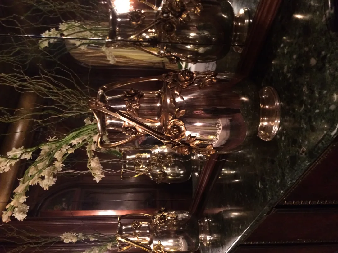 Ensemble de 2 vases antiques avec un design floral dans le style Art Nouveau. Décoration élégante et sophistiquée.