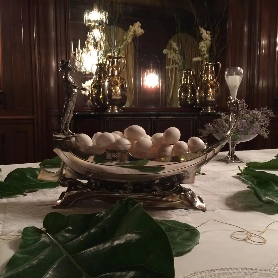 Dos floreros antiguos con diseño elegante, en una mesa decorada