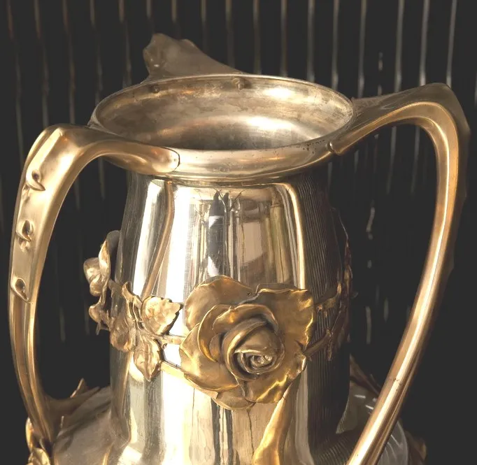 vase ancien avec des détails en rose et art nouveau