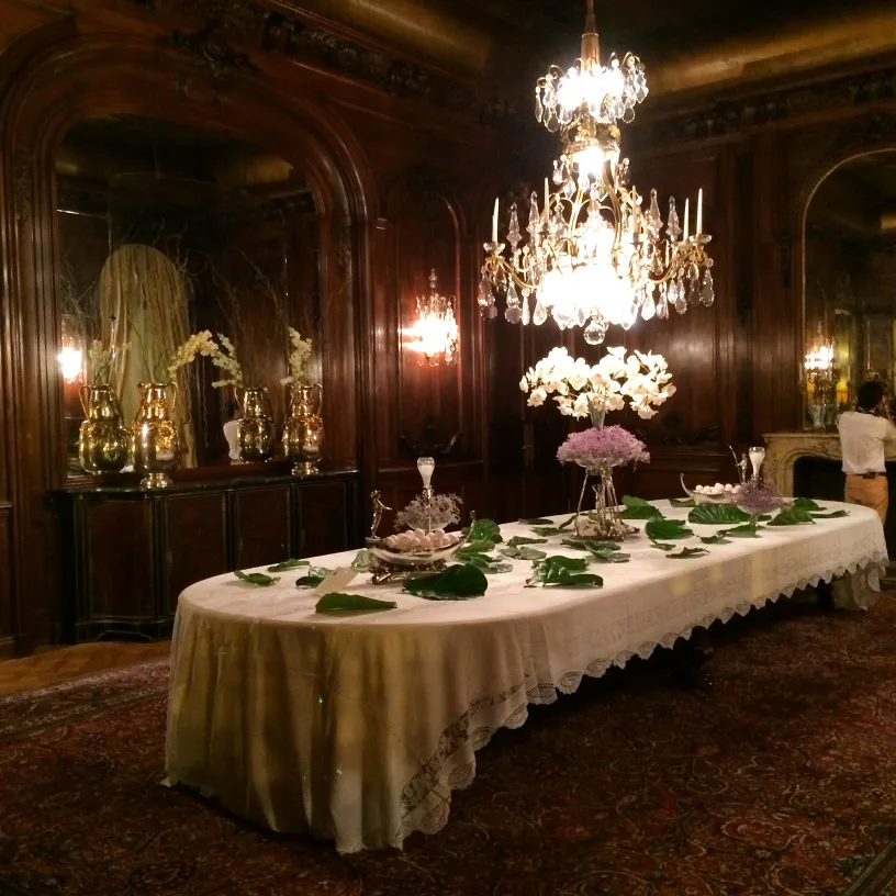 Due vasi antichi in stile Art Nouveau in un ambiente elegante.