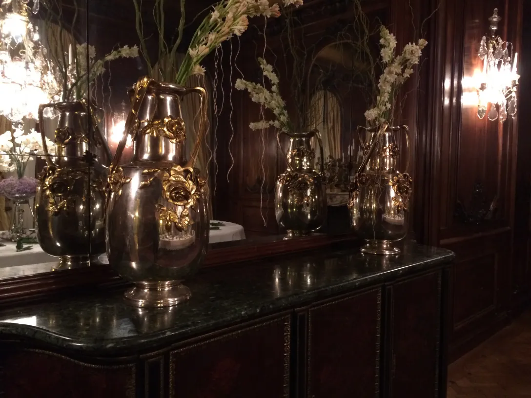 dos florero antiguo art nouveau con flores dentro, en una mesa elegante