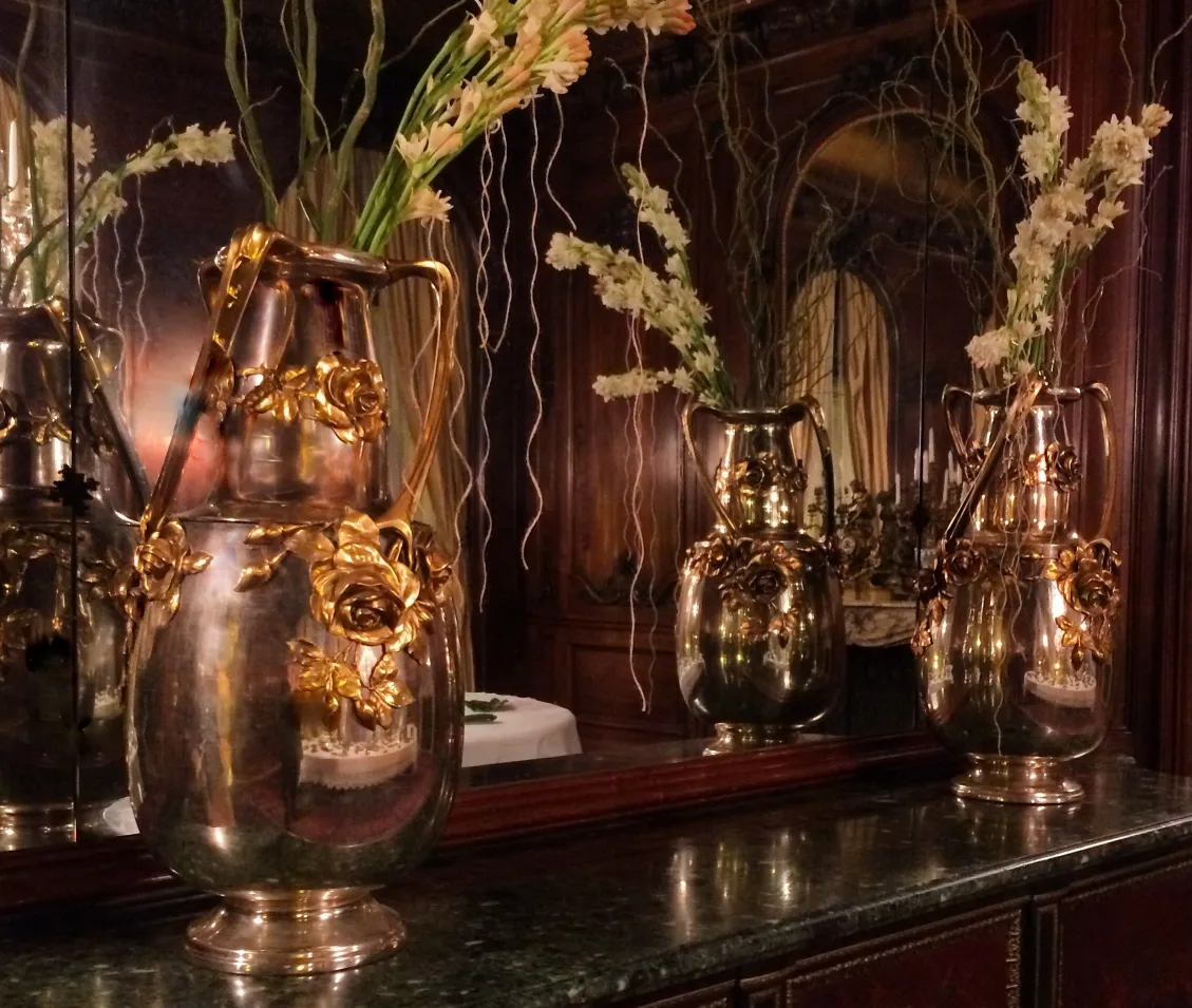 2 vasi antichi con decorazioni dorate e fiori