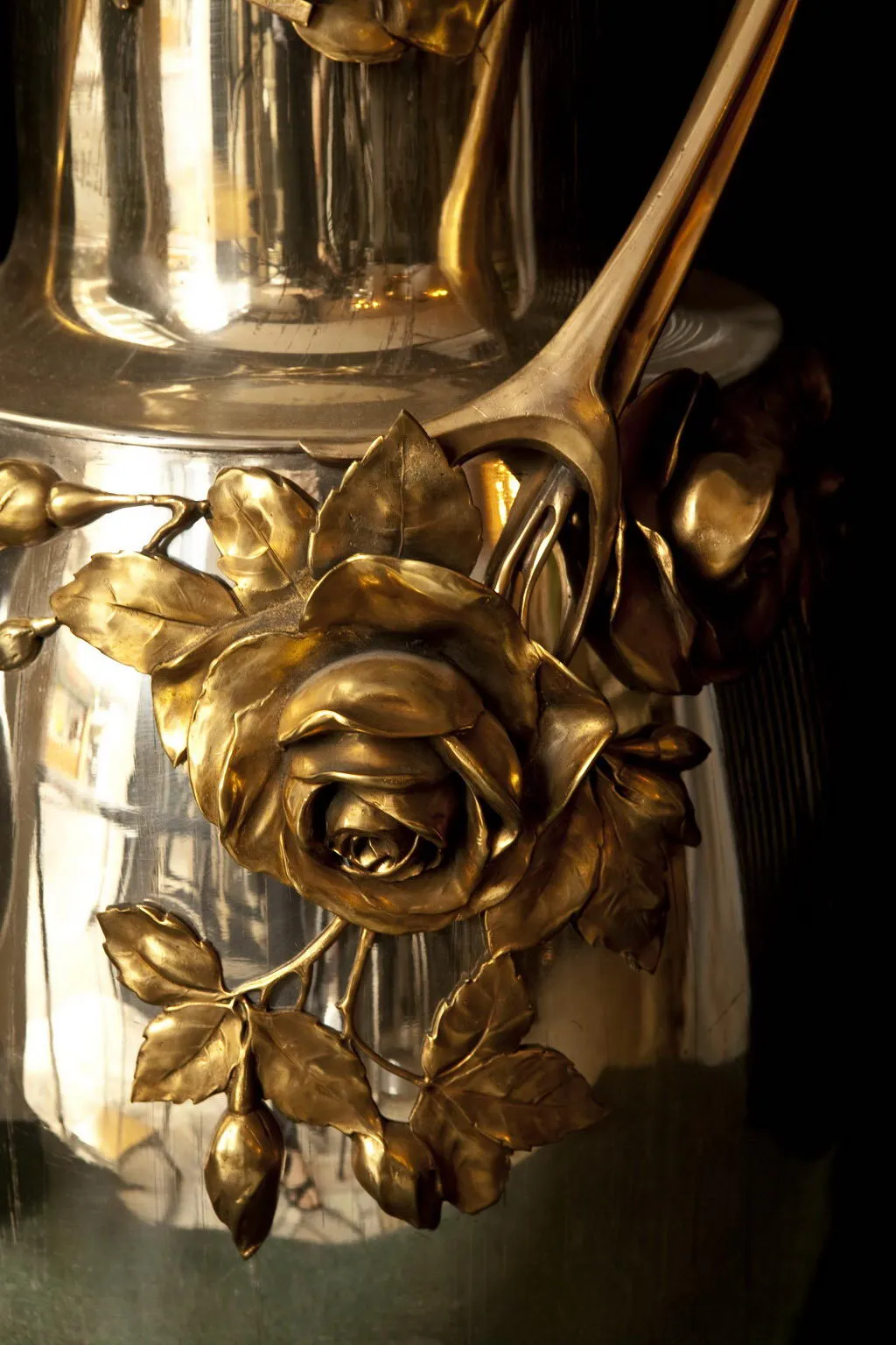 Deux vases anciens ornés de roses en relief, art nouveau dans un cadre chaleureux.