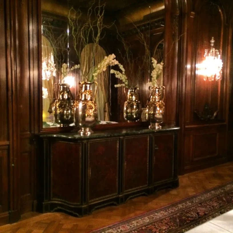 Dois vasos antigos em um ambiente elegante com flores.