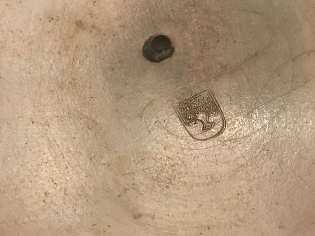 vue de la base de vases antiques avec tampon art nouveau