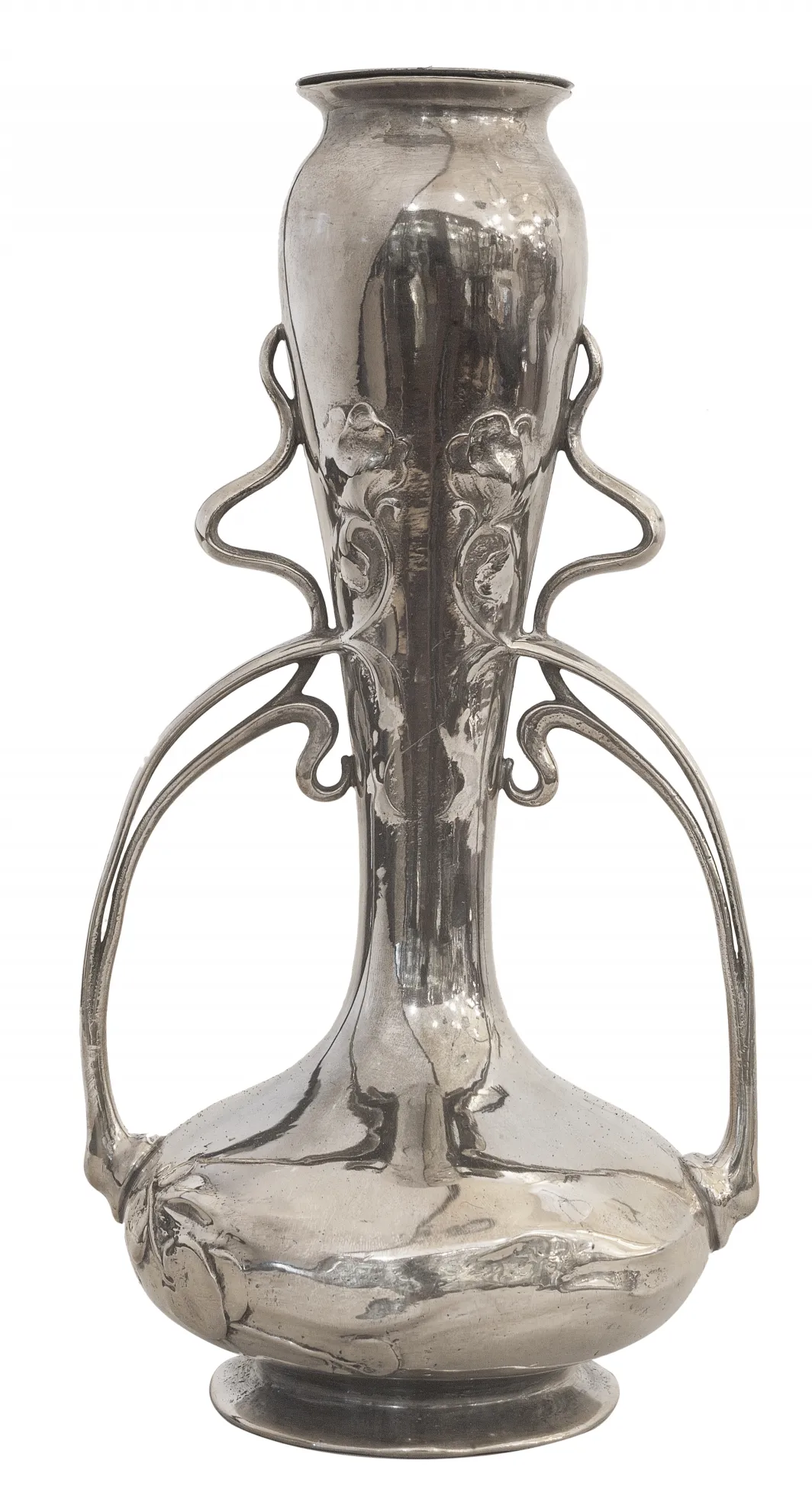 Dois vasos antigos estilo Art Nouveau com design elegante, apresentados em um ambiente simples.