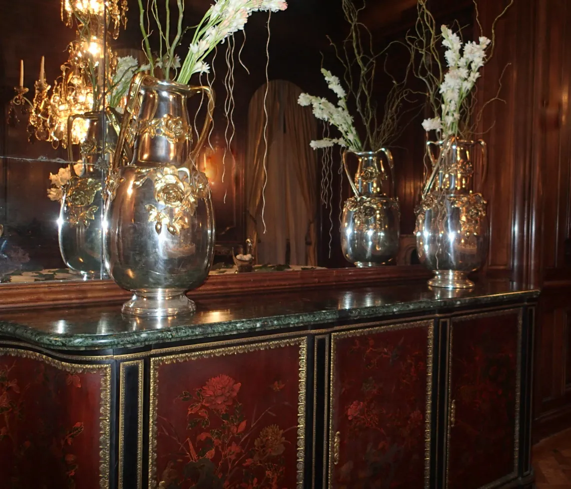 Conjunto de 2 vasos antigos art nouveau, com flores decorativas em um ambiente elegante e acolhedor.