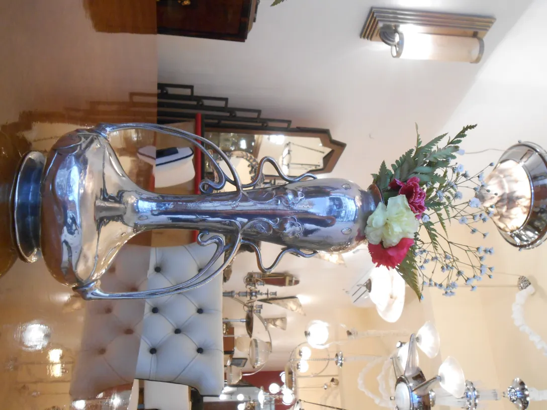 deux élégants vases anciens art nouveau avec des fleurs