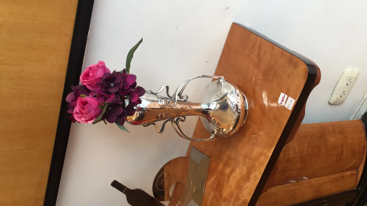 vasos antigos com rosas em um ambiente clássico