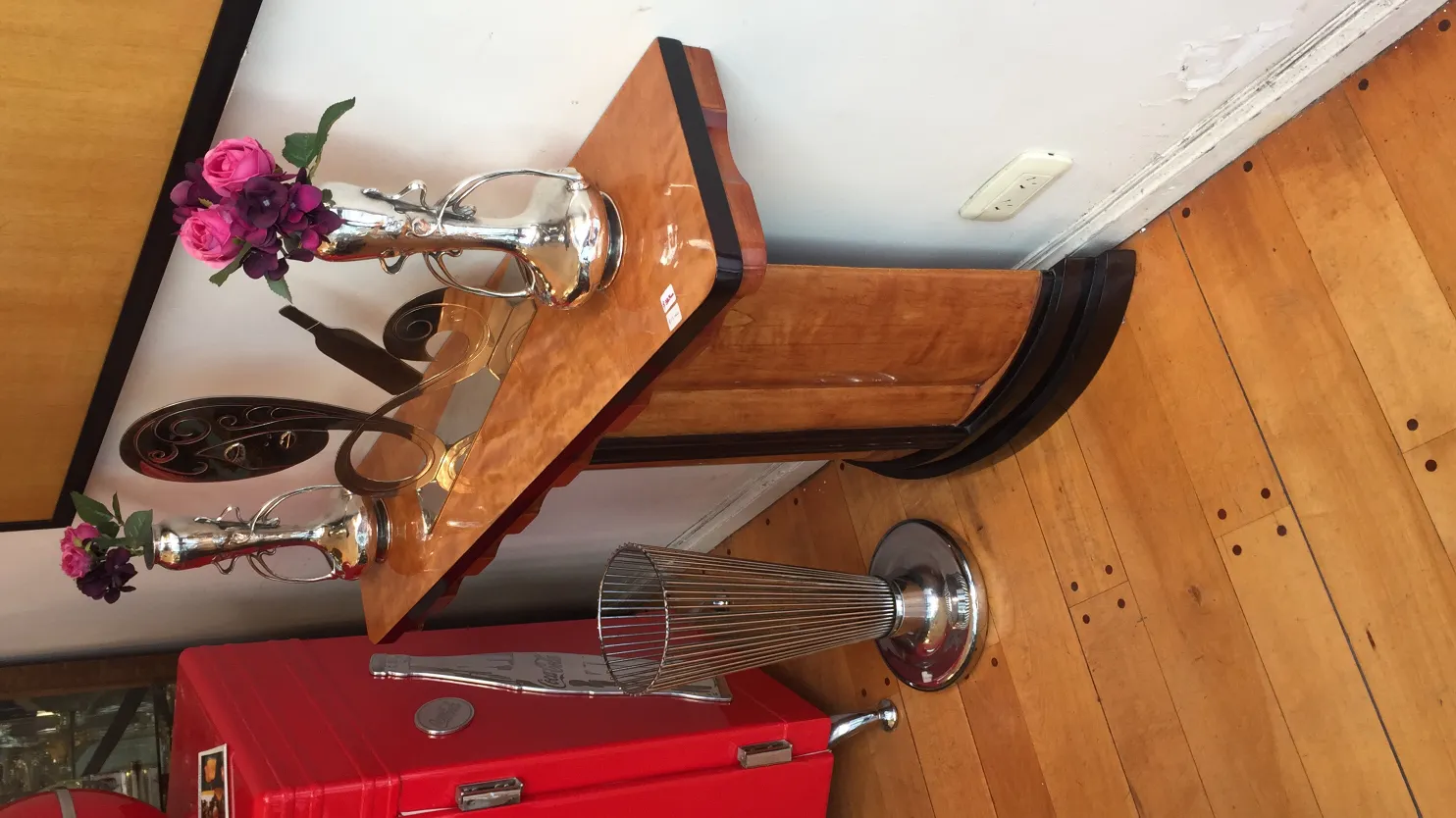 Due vasi antichi con fiori decorativi colorati