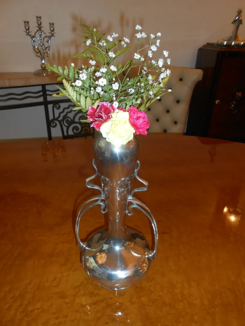 Antike Blumenvasen art nouveau mit dekorativen Blumen in einer gemütlichen Umgebung.