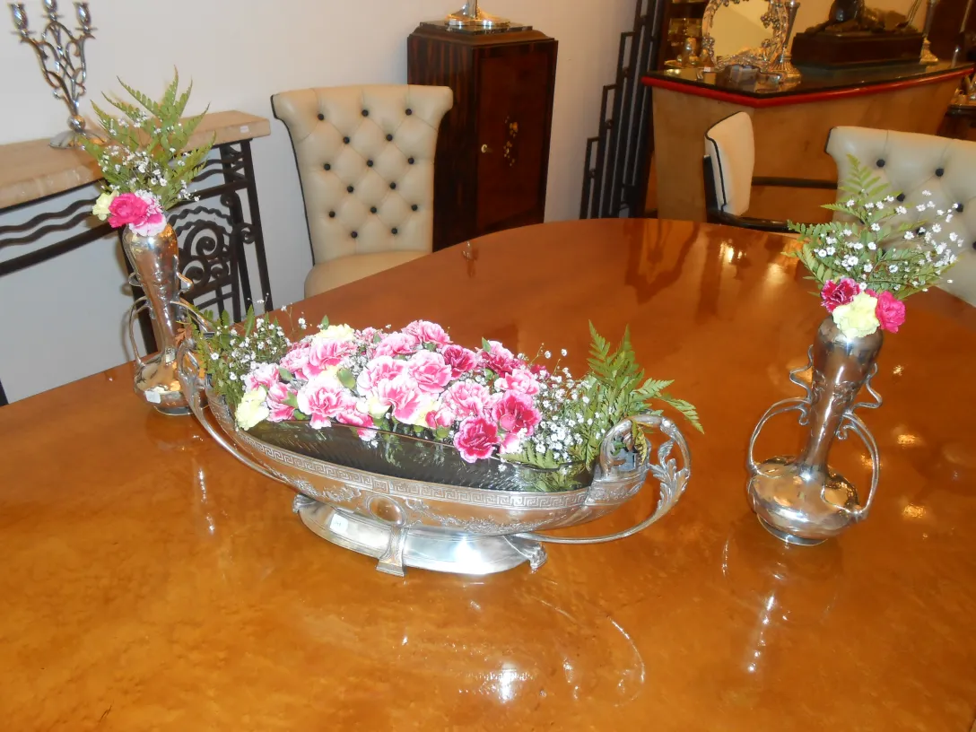 2 vasi decorativi antichi con fiori su tavolo