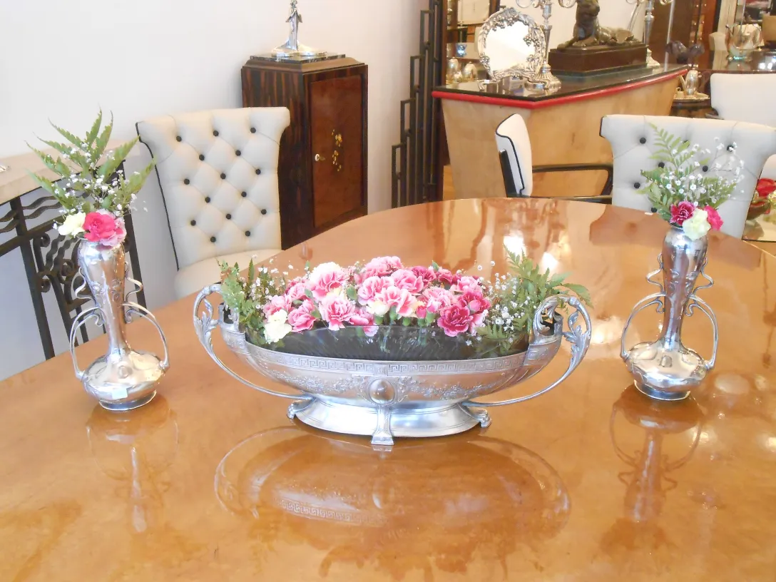 Dos florero antiguos decorativos en una mesa elegante