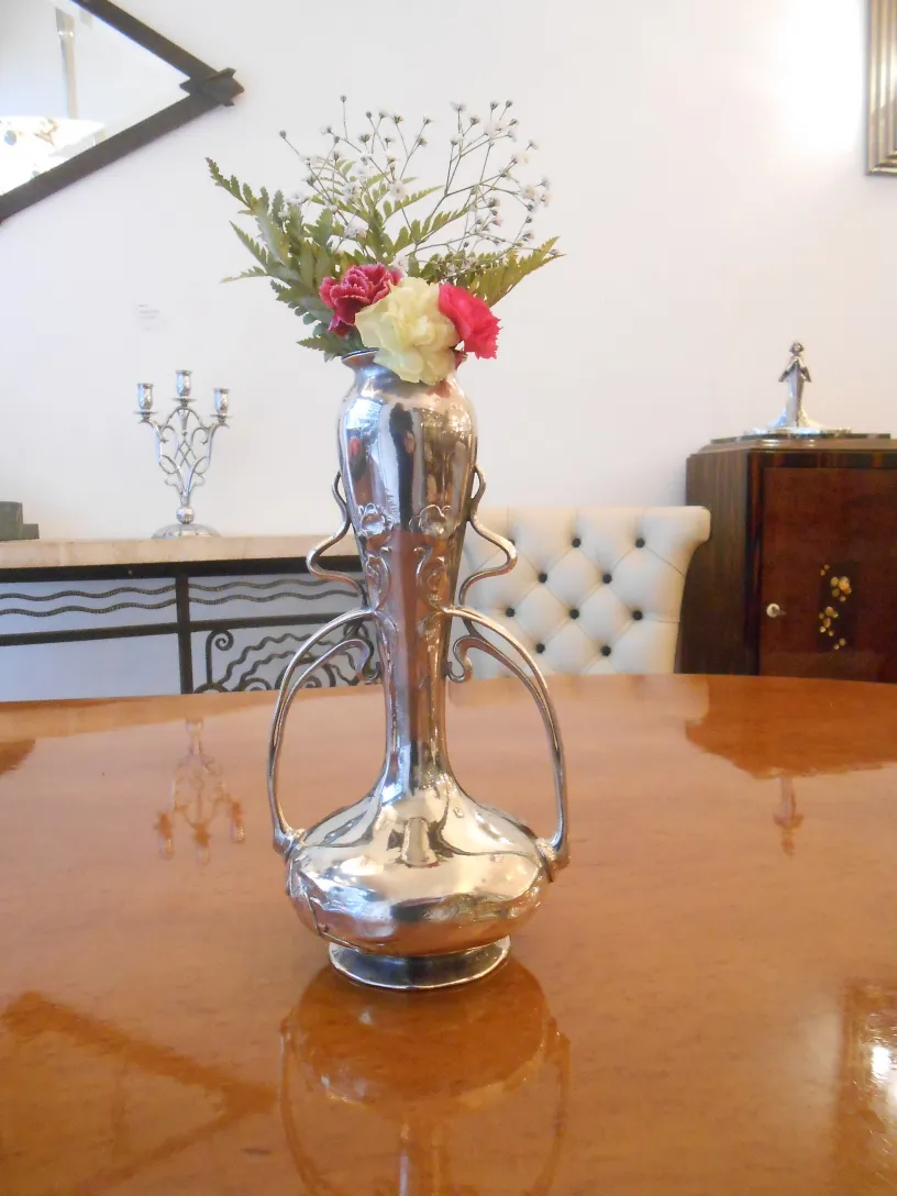 Vaso antico Art Nouveau con fiori decorativi.