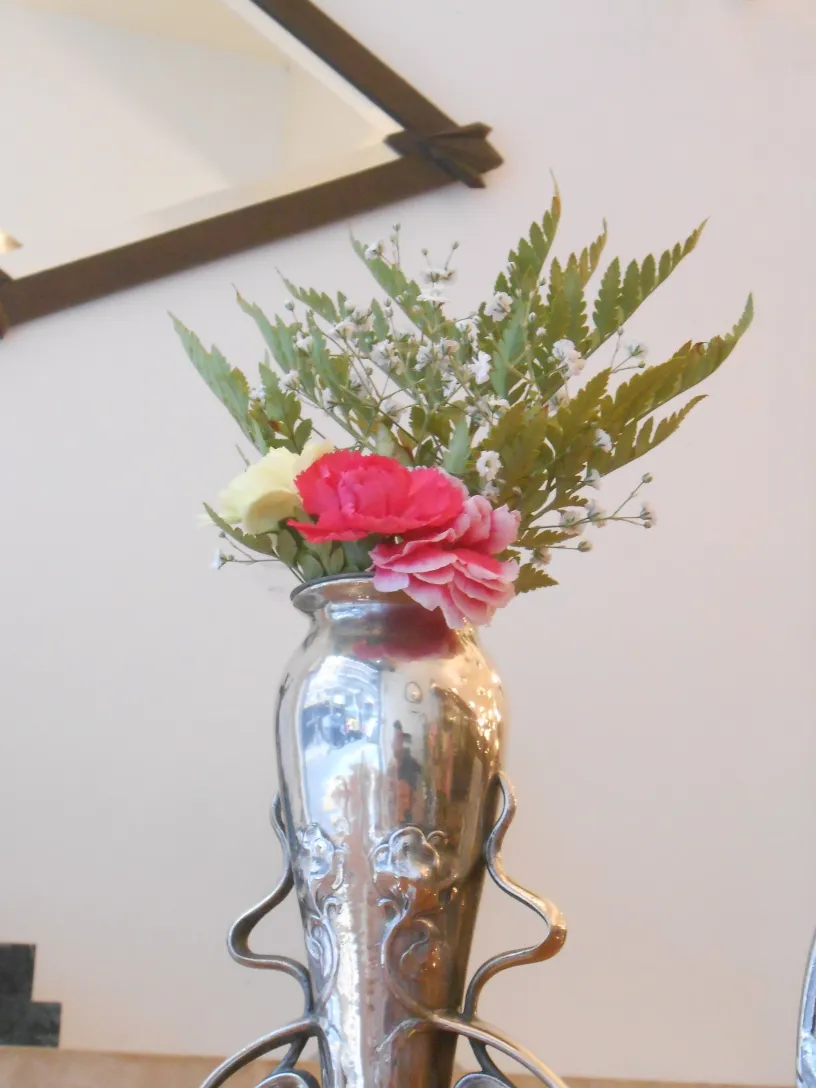 Vaso antigo art nouveau com flores coloridas