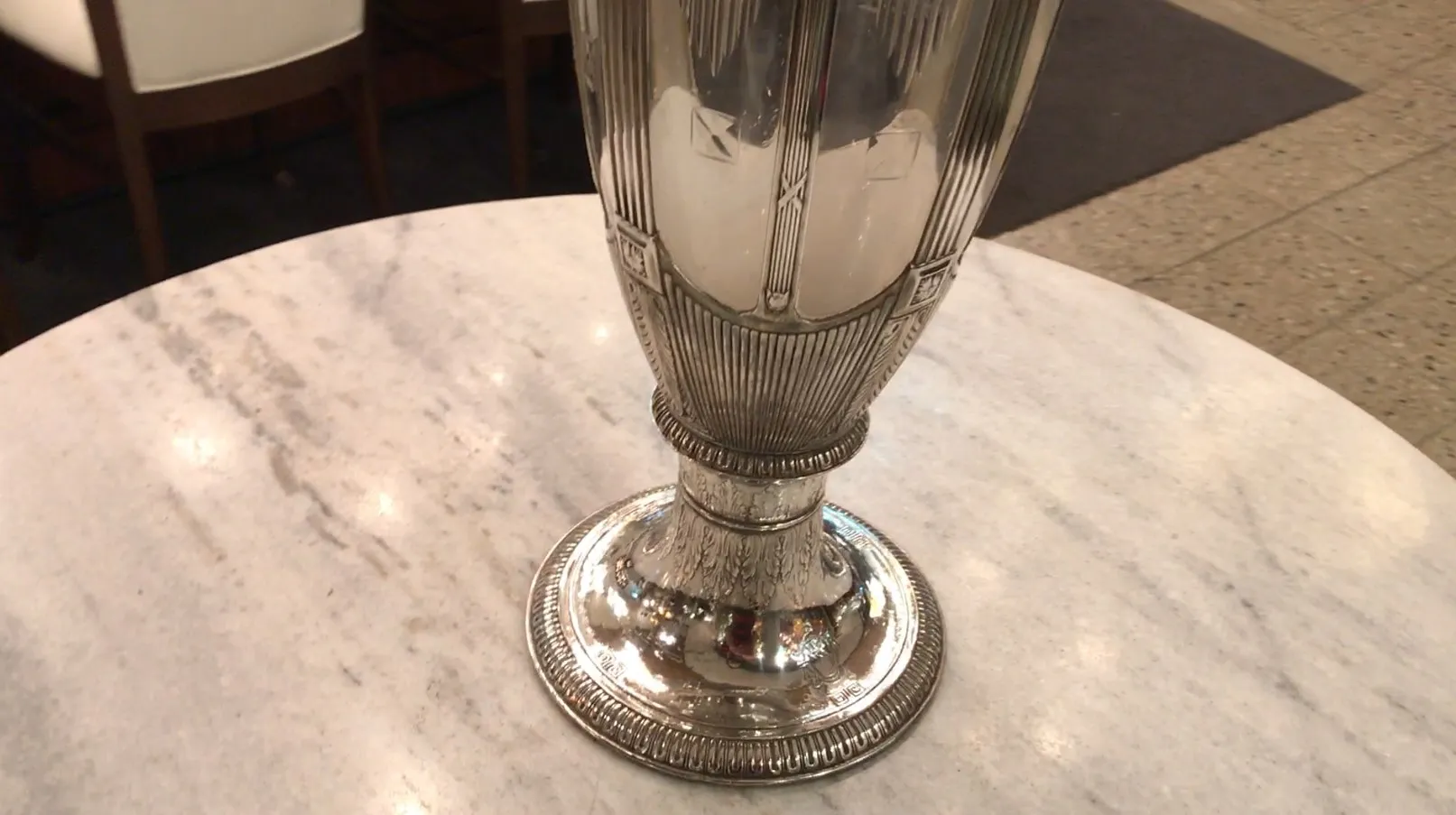 Vasos antigos com design Art Nouveau sofisticado em uma mesa.