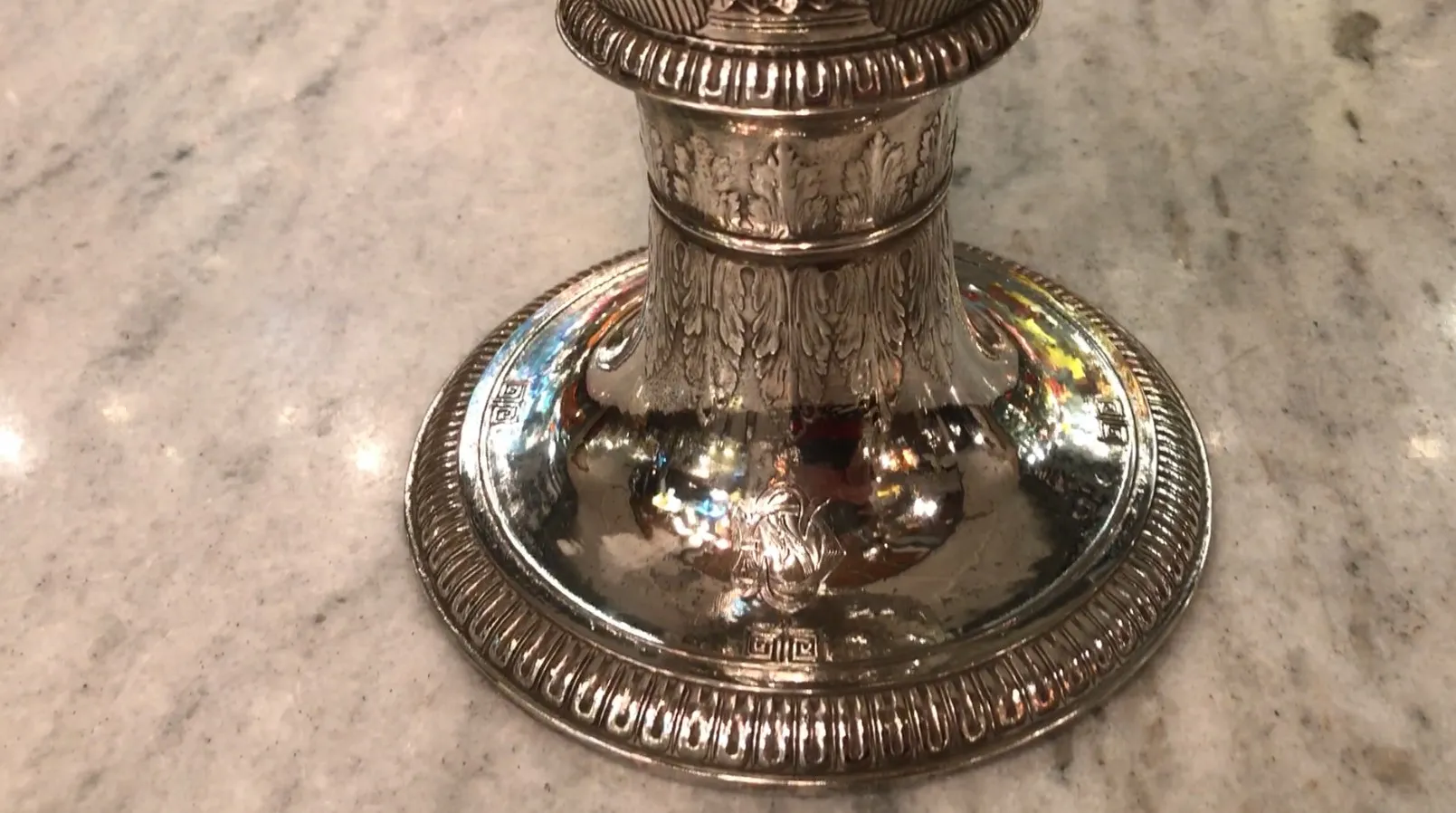 两个装饰性古董花瓶，艺术新颖风格。