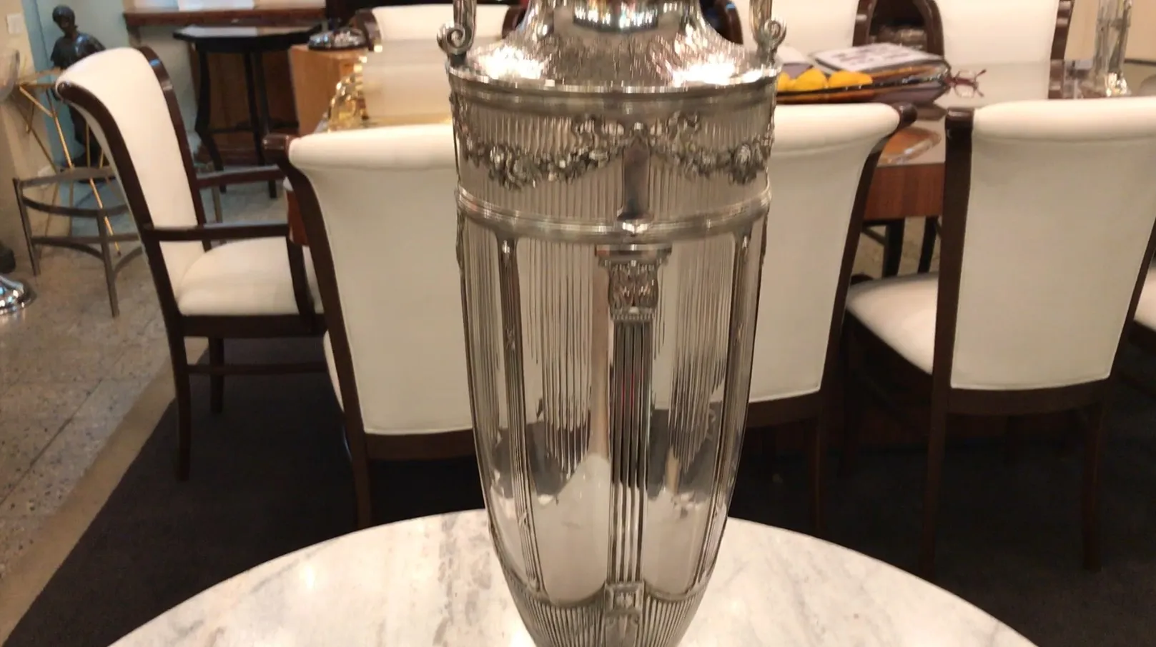 vases anciens décoratifs avec un design élégant dans un cadre moderne.