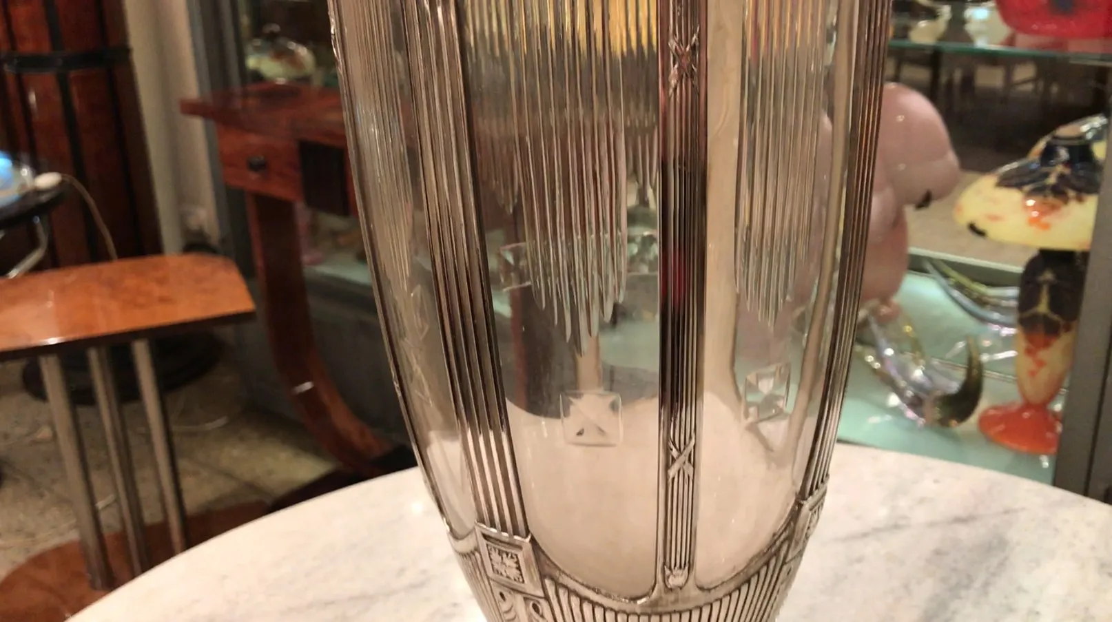 deux vases anciens avec un design élégant et distinctif.