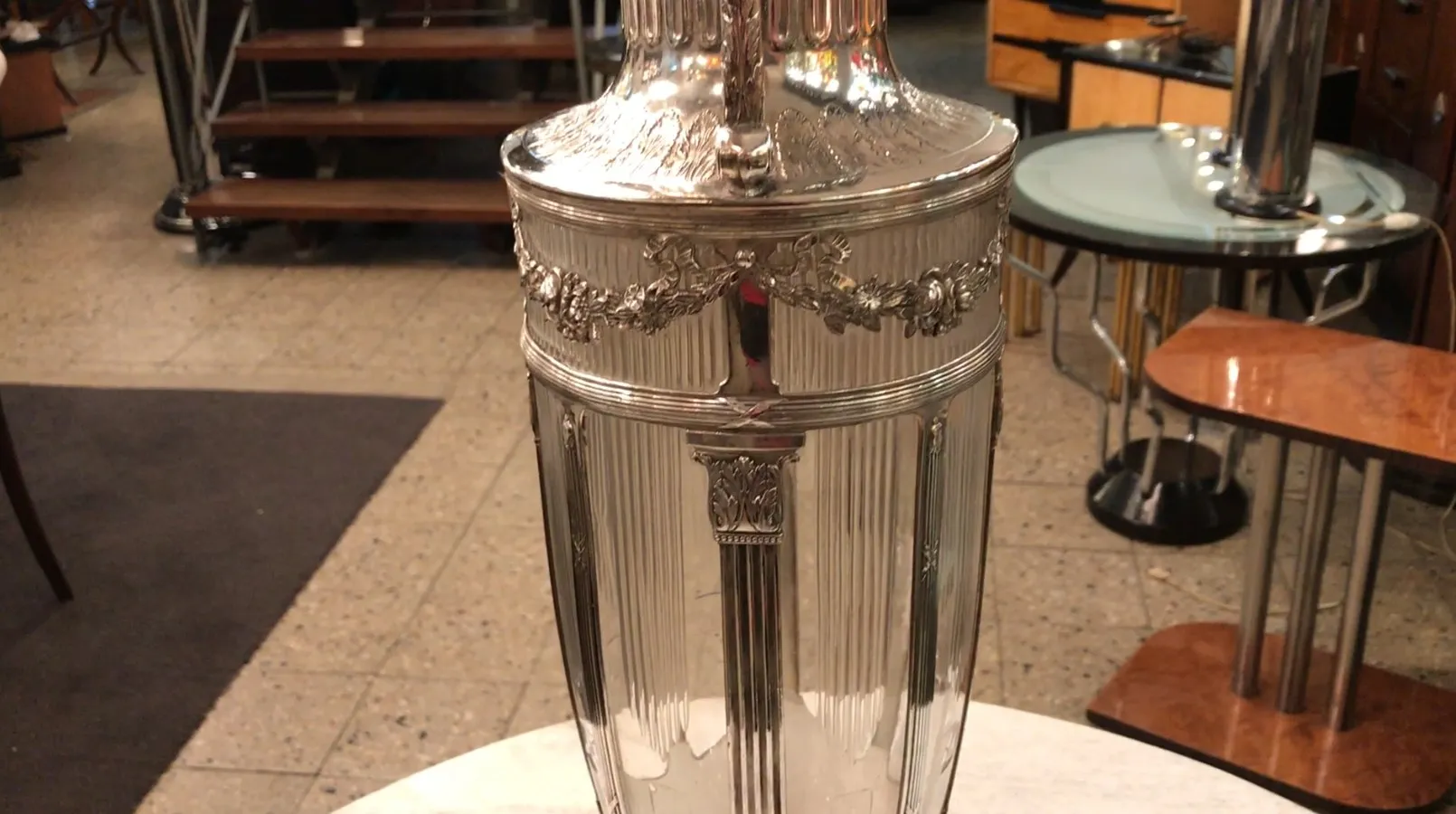 vasos antigos com detalhes artísticos, decorativos