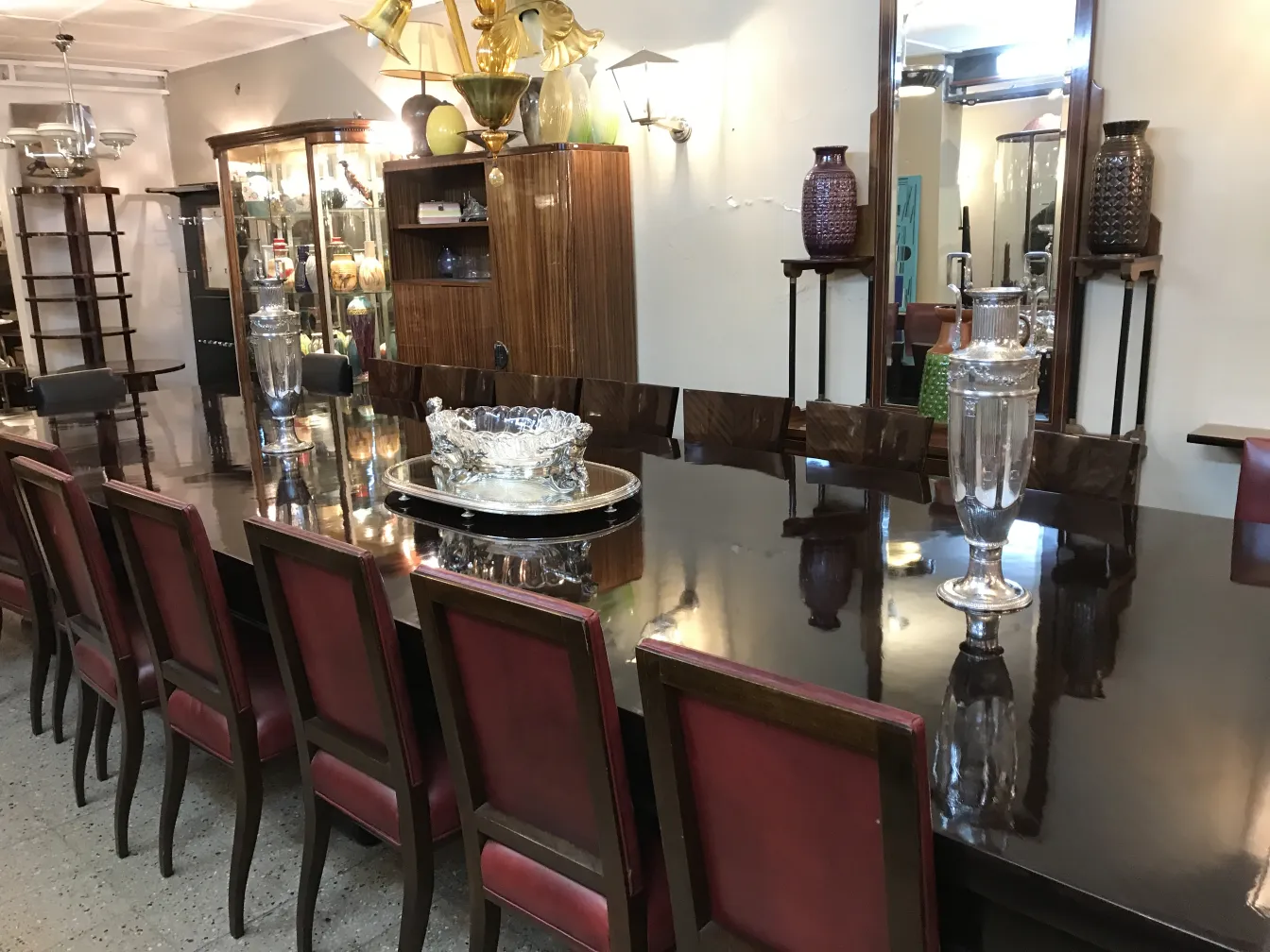 दो प्राचीन सजावटी फूलदान एक स्टाइलिश टेबल पर।