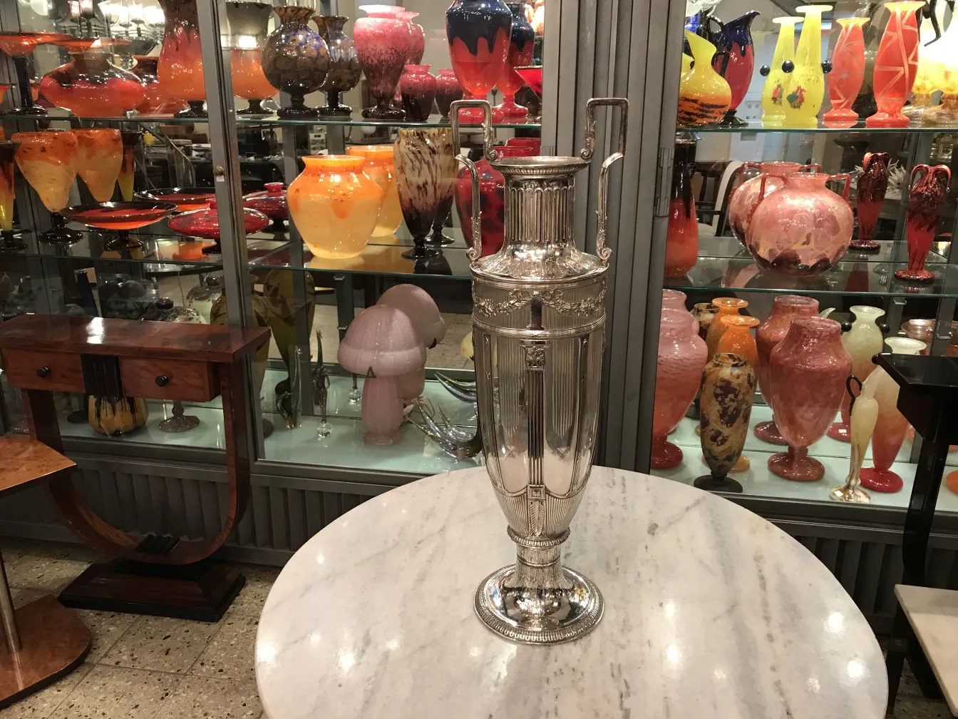 اثنان من المزهرية القديمة في عرض زخرفي