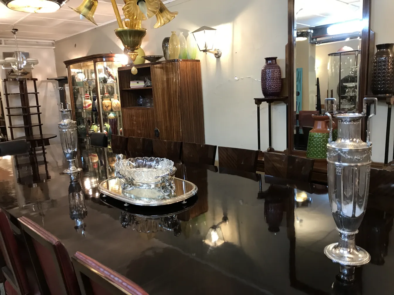 Dos florero antiguos estilo Art Nouveau en una mesa elegante.