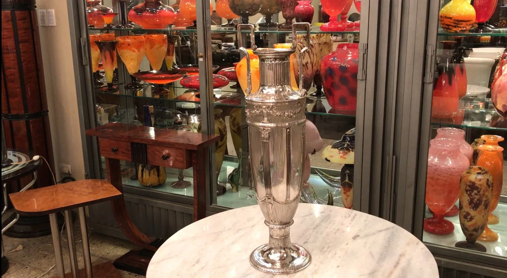 Vaso antico in stile Art Nouveau con sfondo d'antiquariato colorato