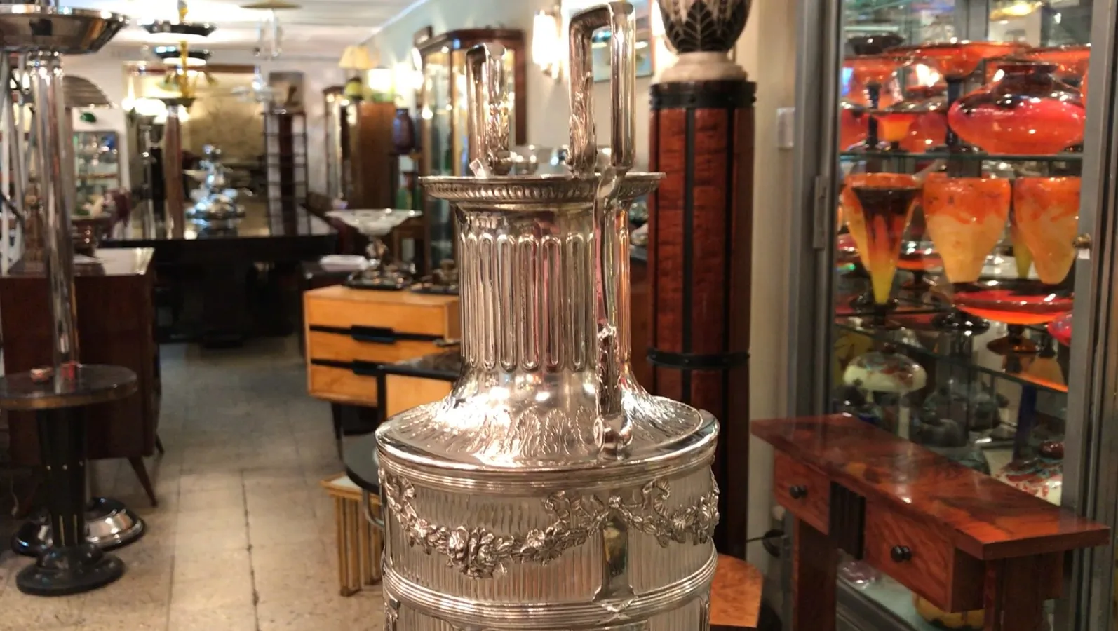 2 antike blumenvasen art nouveau in einer Vintage-Umgebung