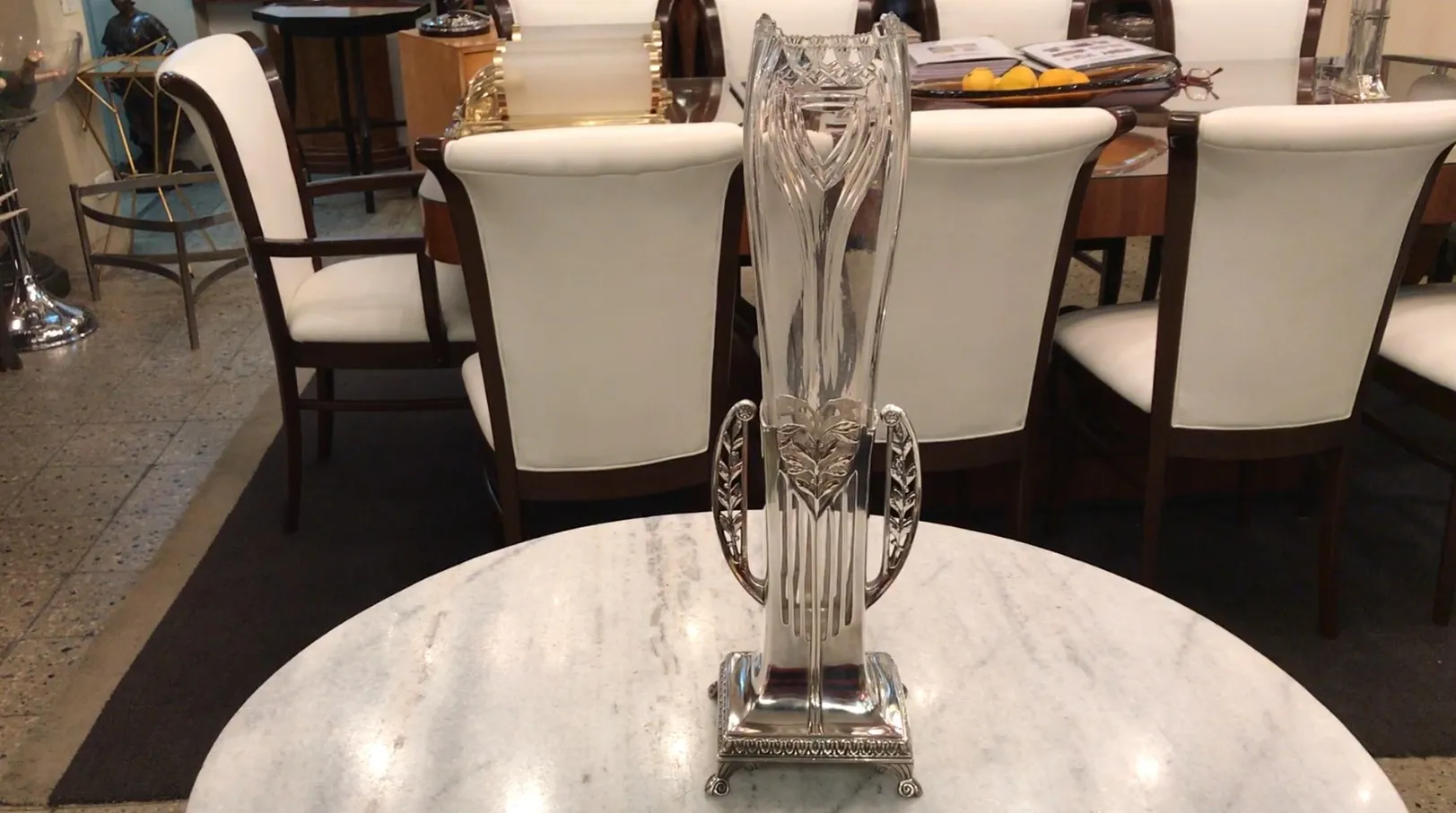 Dois vasos antigos com design art nouveau elegante em uma mesa