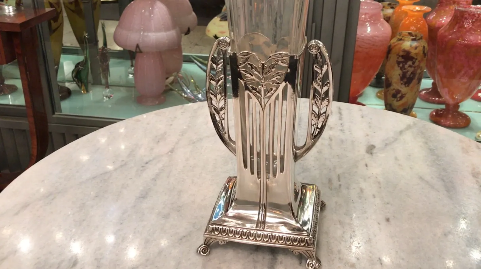 古董花瓶，带有叶子细节，华丽而优雅