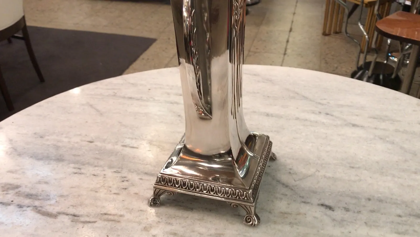 Dos floreros antiguos con diseño Art Nouveau en una mesa elegante