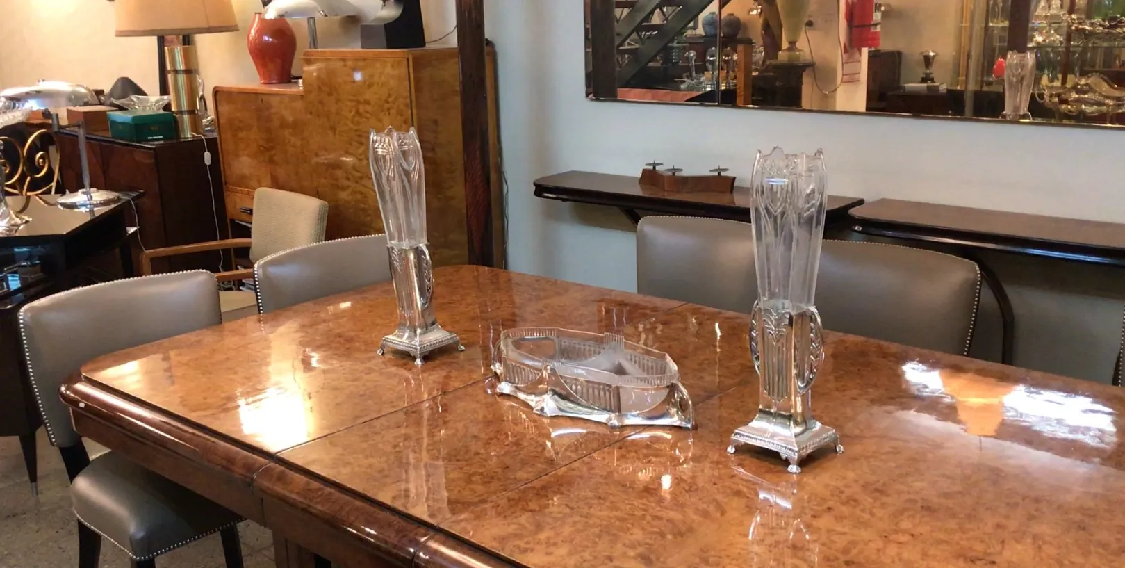 2 florero antiguos art nouveau en una mesa elegante con luz